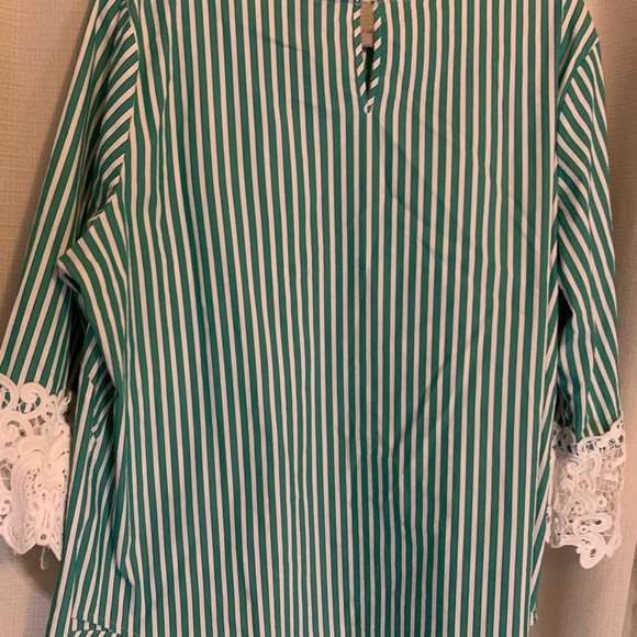 Green and white vertical blouse - Picture 4 of 4
